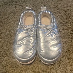 New without box Ugg maxi clog size 8 silver